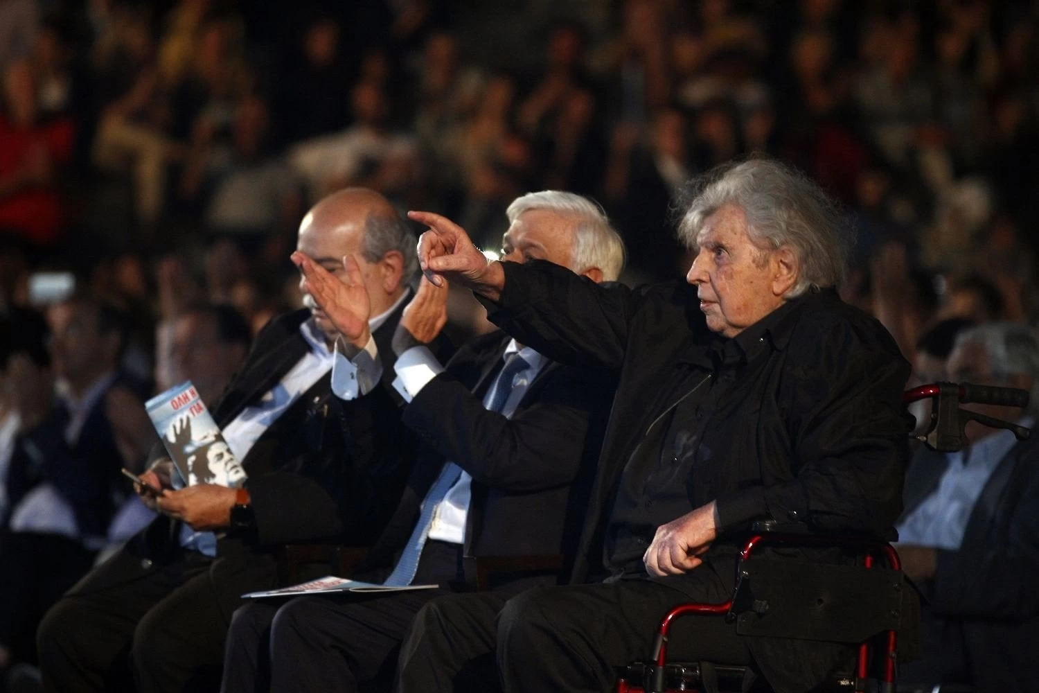 Μίκης Θεοδωράκης προς βουλευτές: «Μην προχωρήσετε σε αυτό το έγκλημα εις βάρος της Ελλάδας» – Μάχεται για την Μακεδονία μας